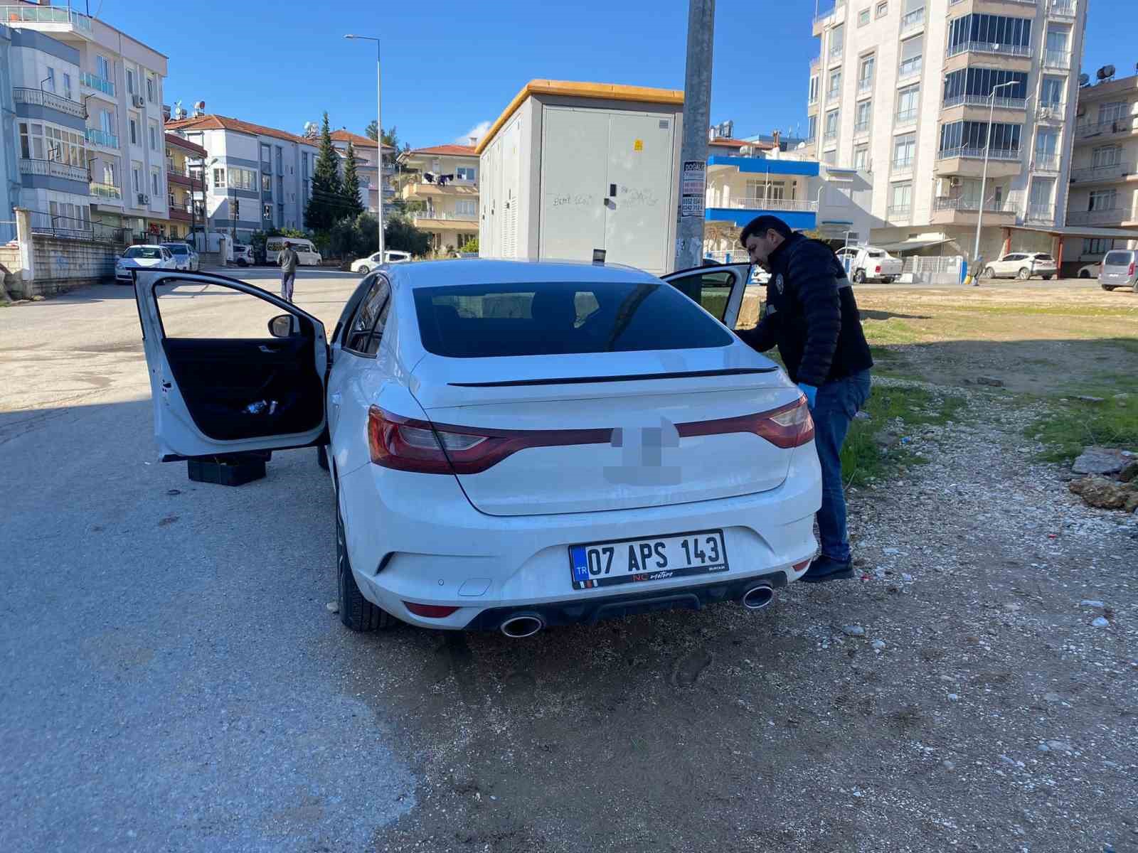 Antalya’da seyir halindeki otomobile silahlı saldırı: 1 yaralı
