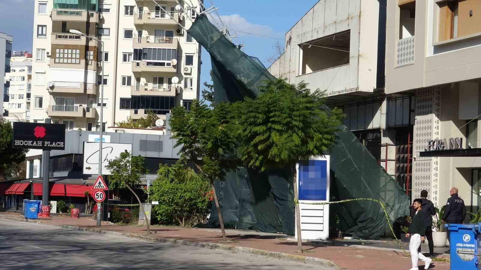 Antalya’da şiddetli rüzgar inşaat iskelesini yerinden söktü
