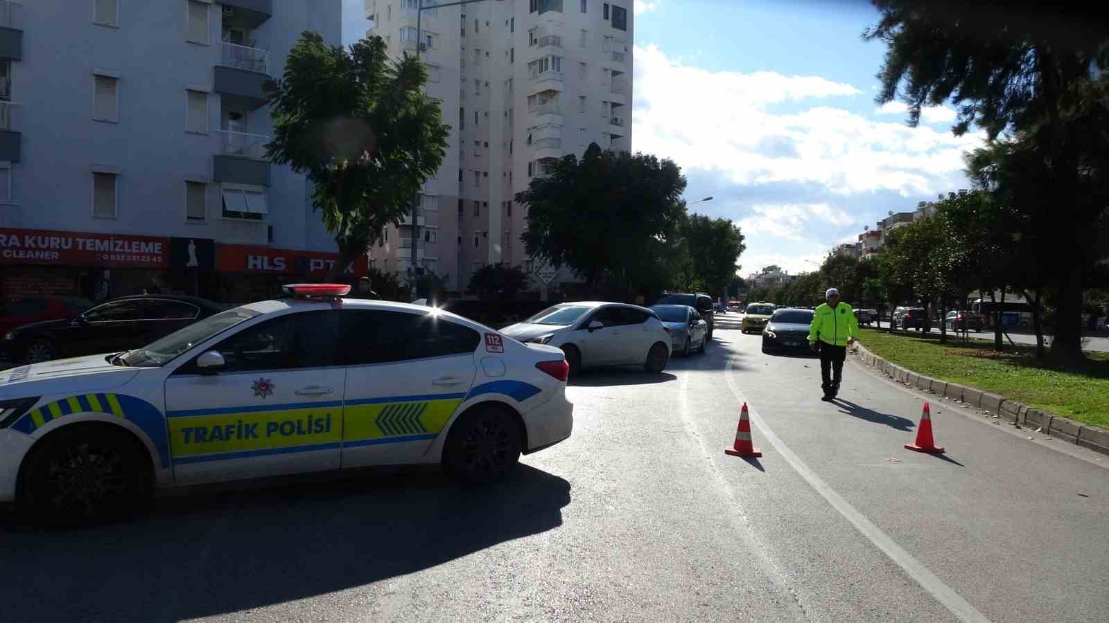 Antalya’da şiddetli rüzgar inşaat iskelesini yerinden söktü
