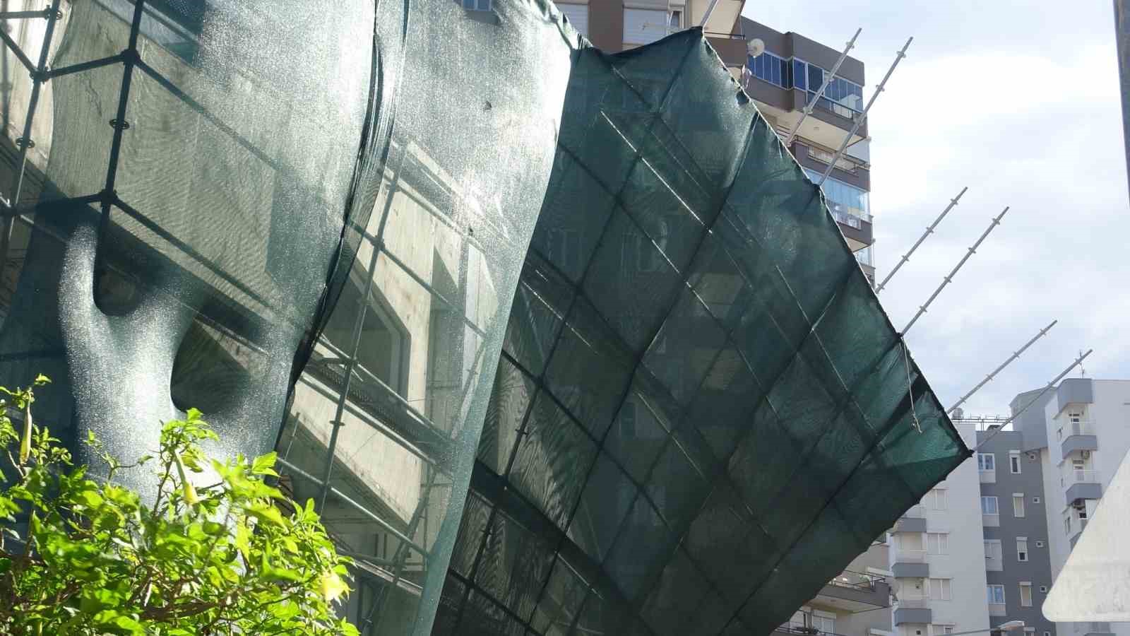 Antalya’da şiddetli rüzgar inşaat iskelesini yerinden söktü
