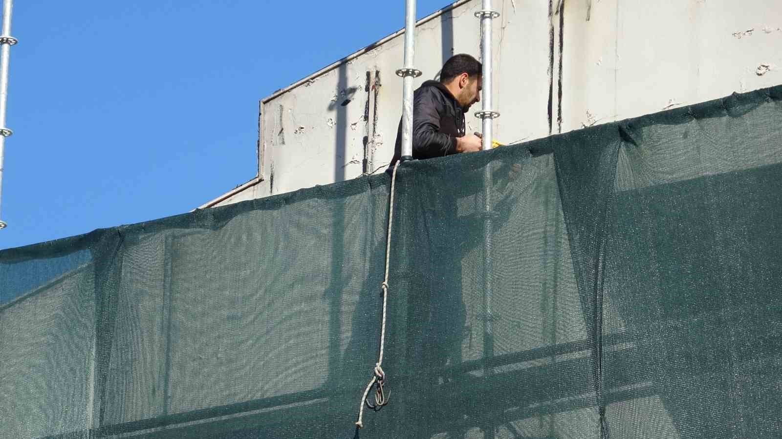 Antalya’da şiddetli rüzgar inşaat iskelesini yerinden söktü
