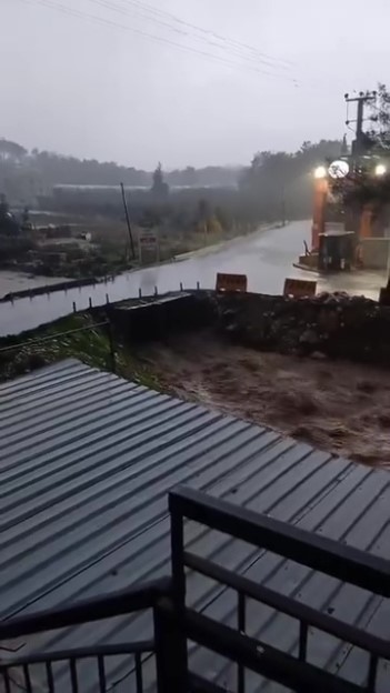 Antalya’da şiddetli rüzgarda halı sahanın tavanı çöktü
