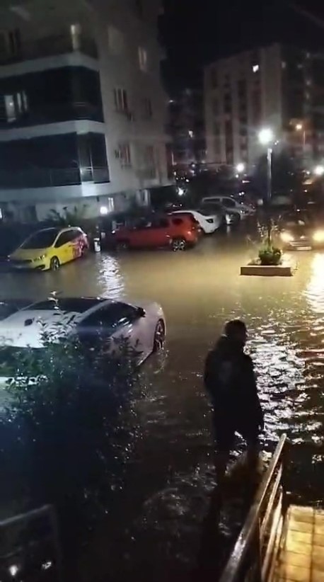 Antalya’da şiddetli rüzgarda halı sahanın tavanı çöktü
