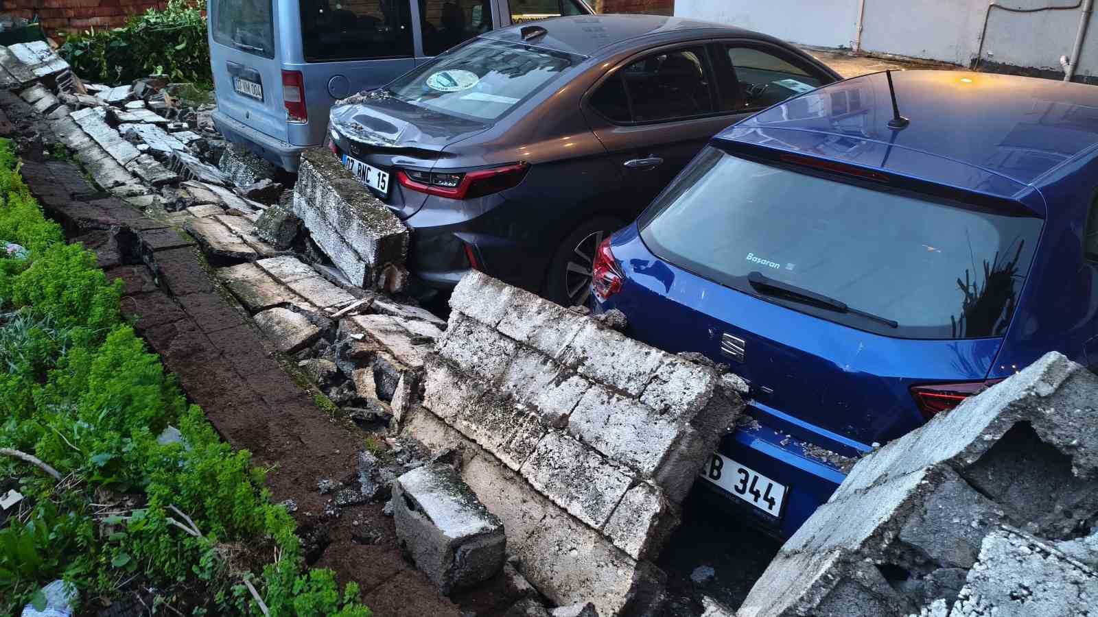 Antalya’da şiddetli rüzgarda halı sahanın tavanı çöktü
