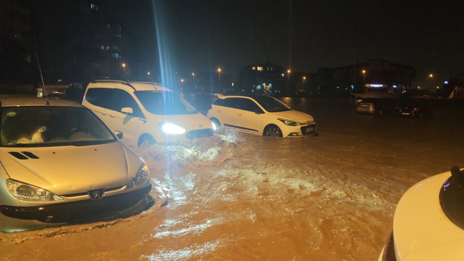 Antalya’da şiddetli rüzgarda halı sahanın tavanı çöktü
