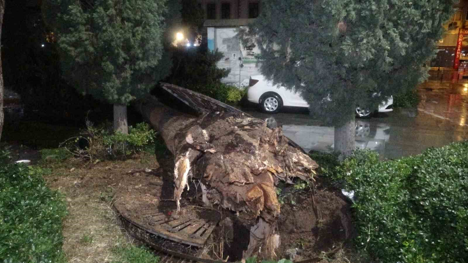 Antalya’da şiddetli rüzgarda halı sahanın tavanı çöktü
