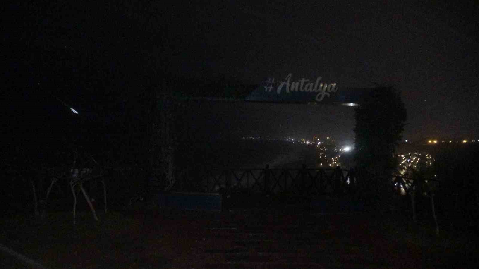 Antalya’da şiddetli rüzgarda halı sahanın tavanı çöktü
