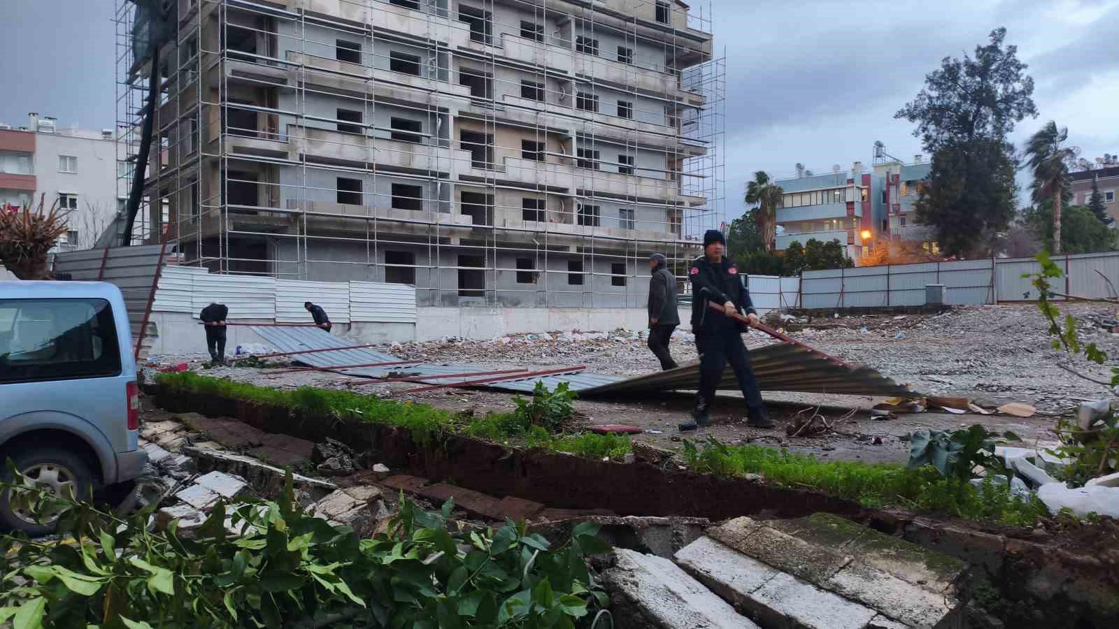 Antalya’da şiddetli rüzgarda halı sahanın tavanı çöktü
