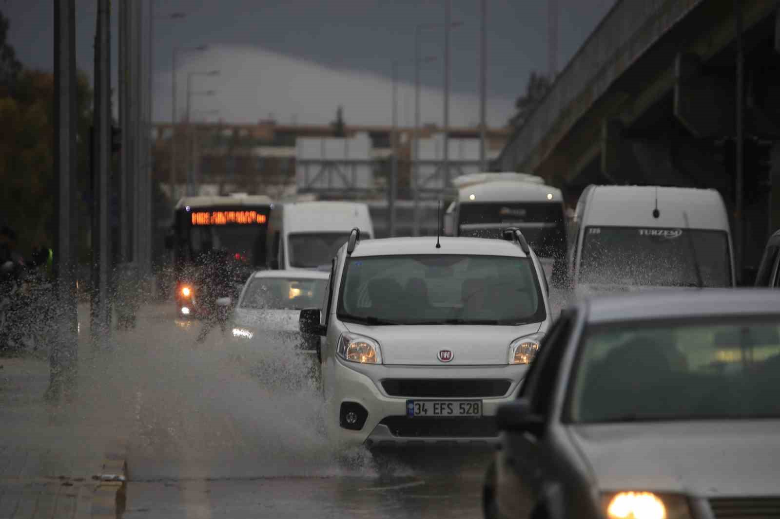 Antalya’da şiddetli yağış hayatı olumsuz etkiledi
