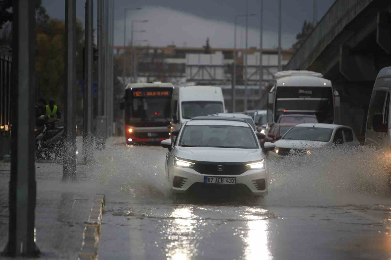 Antalya’da şiddetli yağış hayatı olumsuz etkiledi
