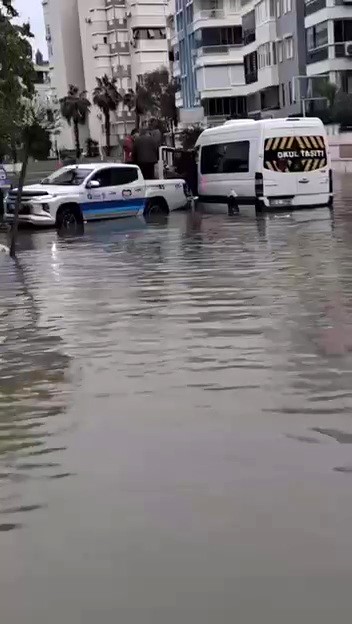Antalya’da şiddetli yağış hayatı olumsuz etkiledi
