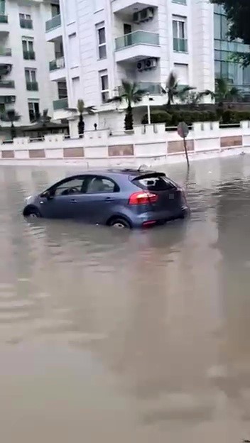 Antalya’da şiddetli yağış hayatı olumsuz etkiledi
