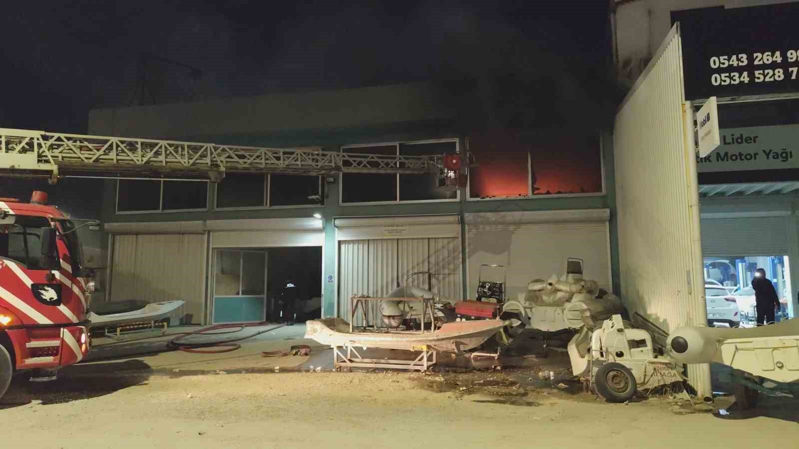 Antalya’da tekne imalathanesinde yangın
