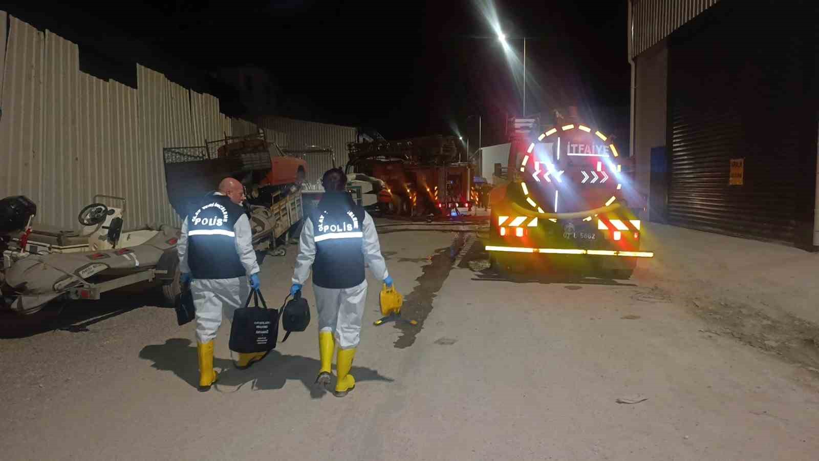 Antalya’da tekne imalathanesinde yangın
