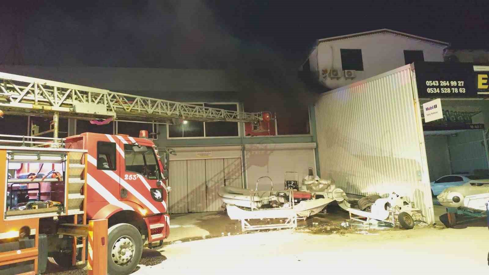 Antalya’da tekne imalathanesinde yangın
