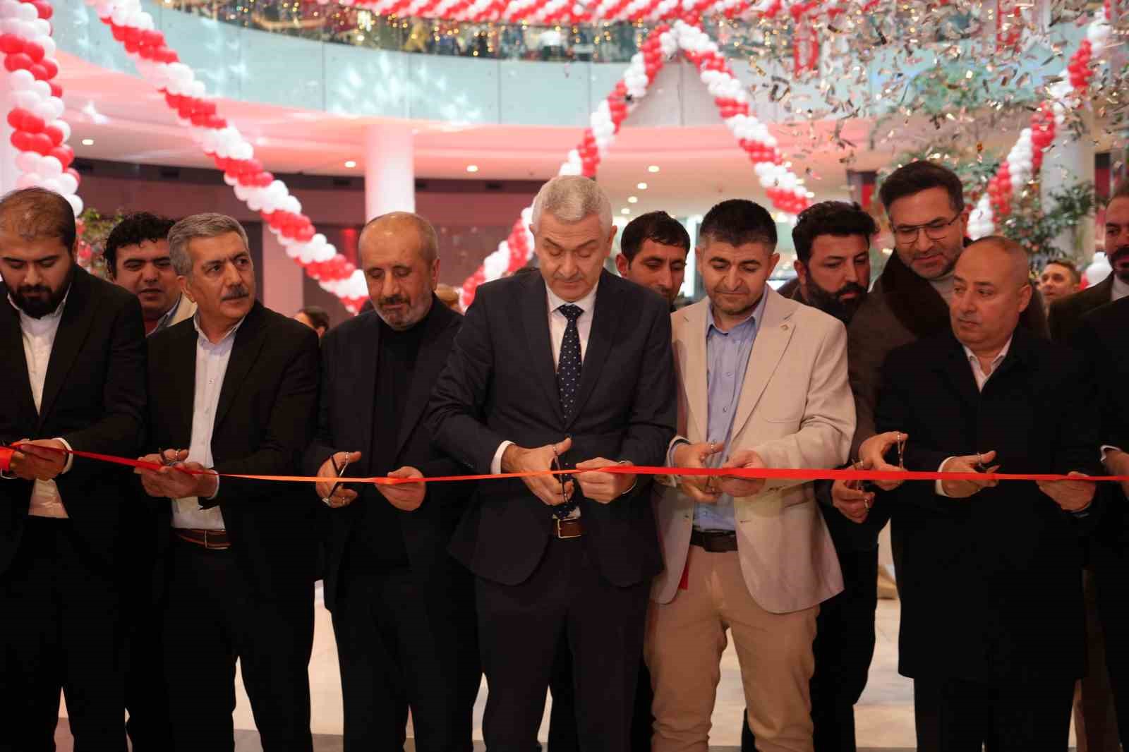 Antalya’da teknoloji indirimi izdihama yol açtı: 10 saat yağmur altında beklediler
Antalya’da teknoloji indirimi izdihama yol açtı: 10 saat yağmur altında beklediler