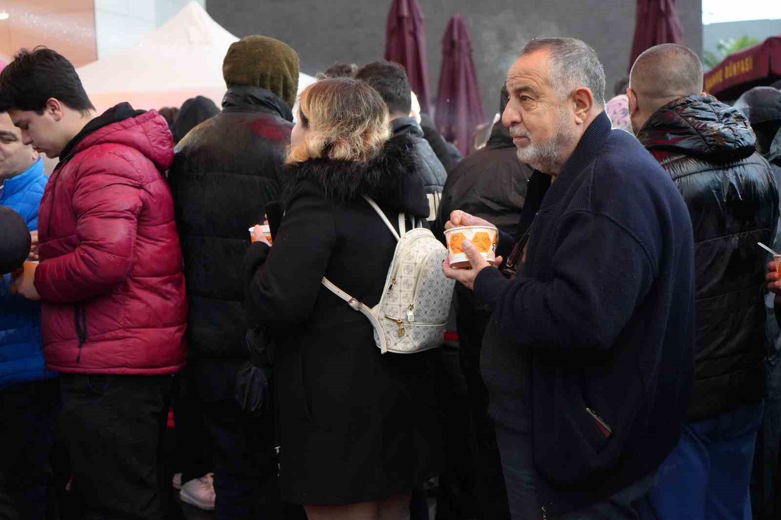 Antalya’da teknoloji indirimi izdihama yol açtı: 10 saat yağmur altında beklediler
Antalya’da teknoloji indirimi izdihama yol açtı: 10 saat yağmur altında beklediler