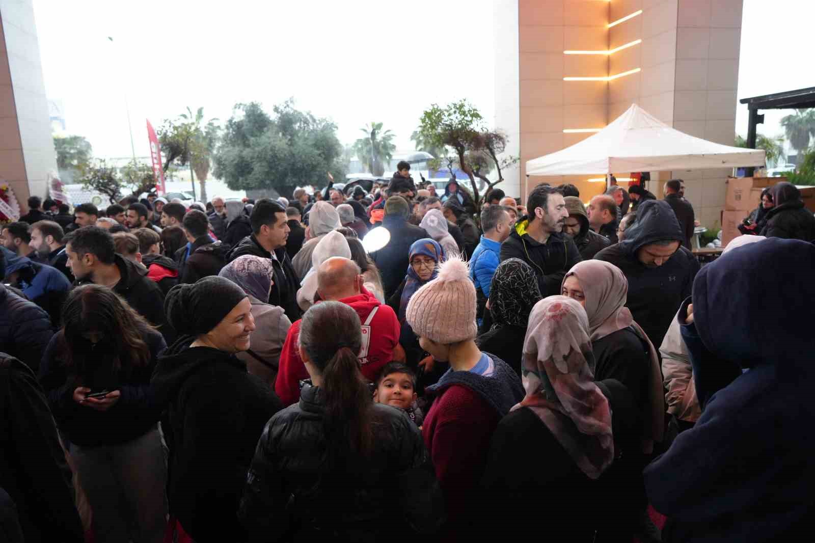 Antalya’da teknoloji indirimi izdihama yol açtı: 10 saat yağmur altında beklediler
Antalya’da teknoloji indirimi izdihama yol açtı: 10 saat yağmur altında beklediler