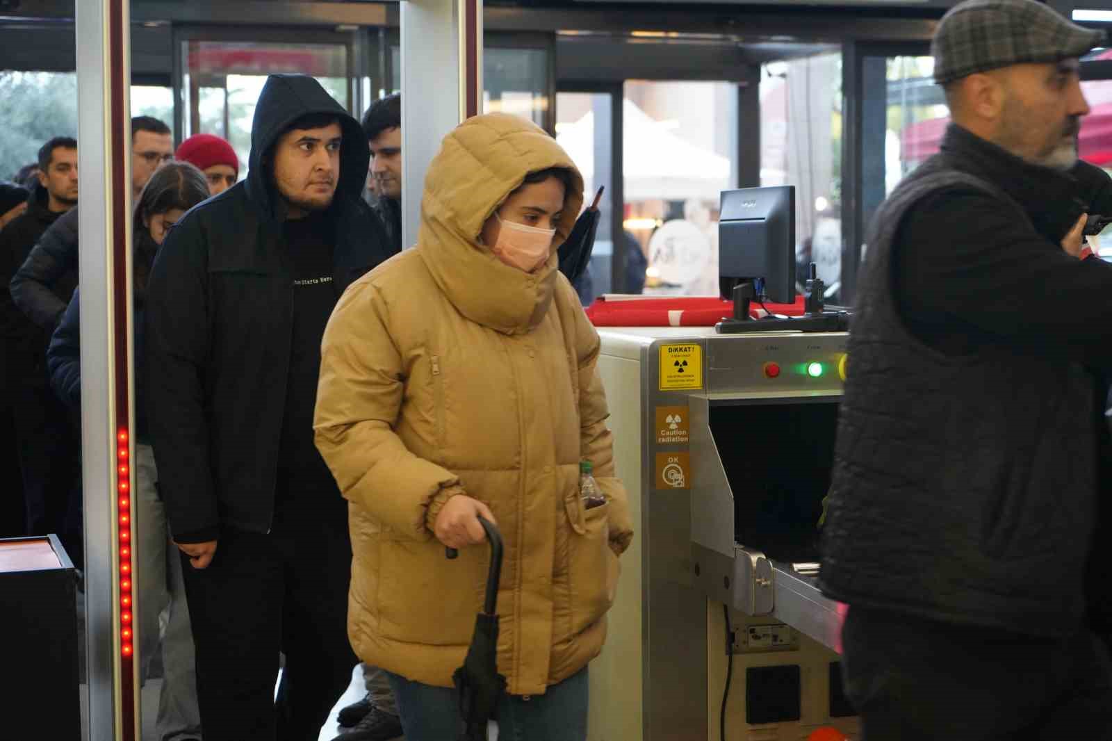 Antalya’da teknoloji indirimi izdihama yol açtı: 10 saat yağmur altında beklediler
Antalya’da teknoloji indirimi izdihama yol açtı: 10 saat yağmur altında beklediler