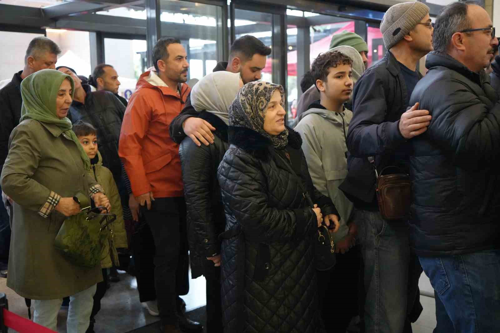 Antalya’da teknoloji indirimi izdihama yol açtı: 10 saat yağmur altında beklediler
Antalya’da teknoloji indirimi izdihama yol açtı: 10 saat yağmur altında beklediler