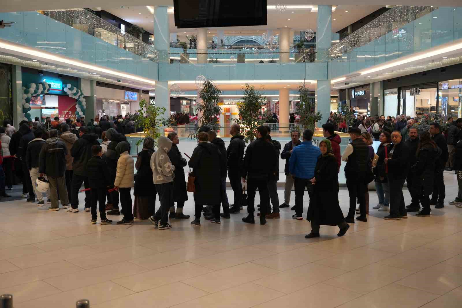 Antalya’da teknoloji indirimi izdihama yol açtı: 10 saat yağmur altında beklediler
Antalya’da teknoloji indirimi izdihama yol açtı: 10 saat yağmur altında beklediler