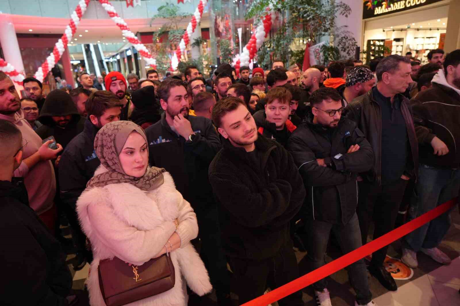 Antalya’da teknoloji indirimi izdihama yol açtı: 10 saat yağmur altında beklediler
Antalya’da teknoloji indirimi izdihama yol açtı: 10 saat yağmur altında beklediler