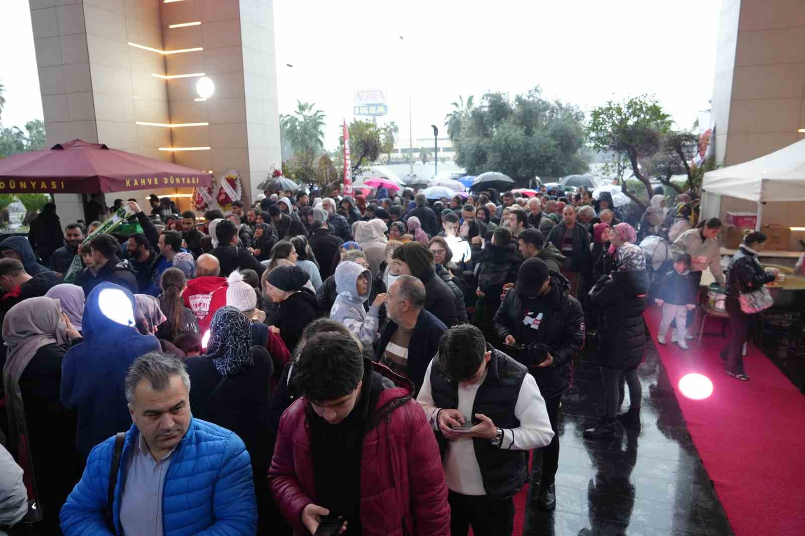 Antalya’da teknoloji indirimi izdihama yol açtı: 10 saat yağmur altında beklediler
Antalya’da teknoloji indirimi izdihama yol açtı: 10 saat yağmur altında beklediler