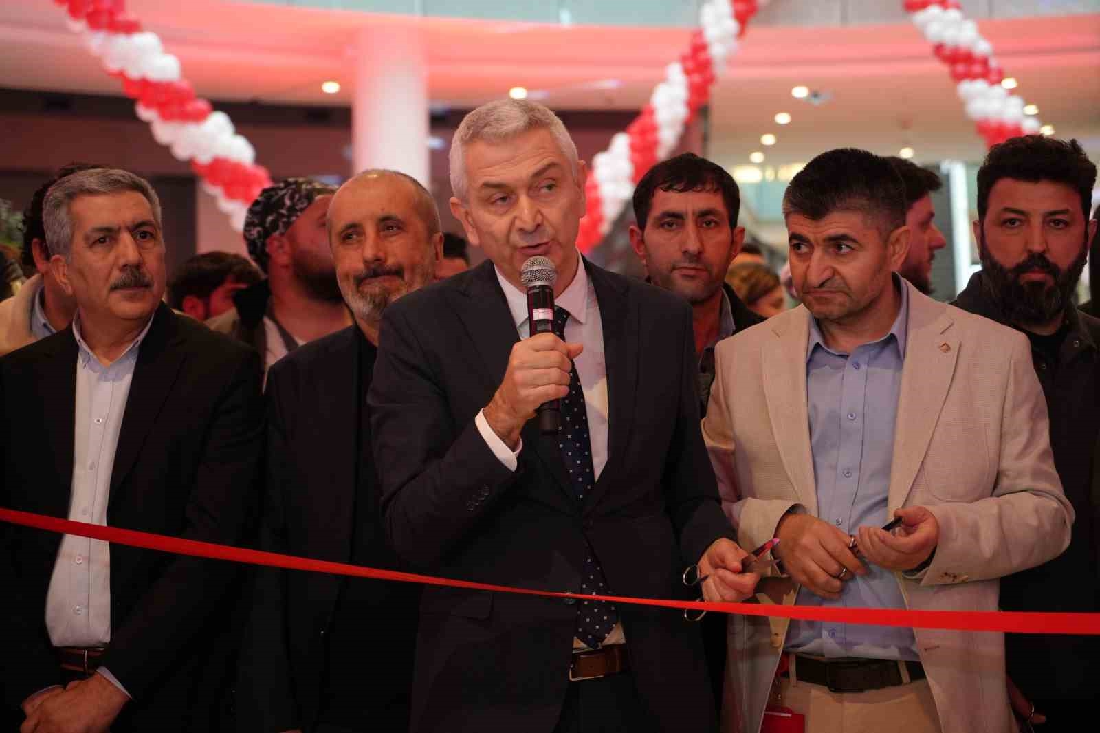 Antalya’da teknoloji indirimi izdihama yol açtı: 10 saat yağmur altında beklediler
Antalya’da teknoloji indirimi izdihama yol açtı: 10 saat yağmur altında beklediler