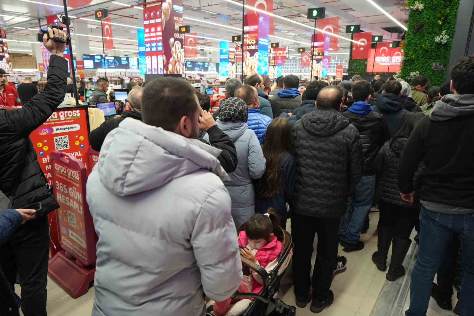 Antalya’da teknoloji indirimi izdihama yol açtı: 10 saat yağmur altında beklediler
Antalya’da teknoloji indirimi izdihama yol açtı: 10 saat yağmur altında beklediler