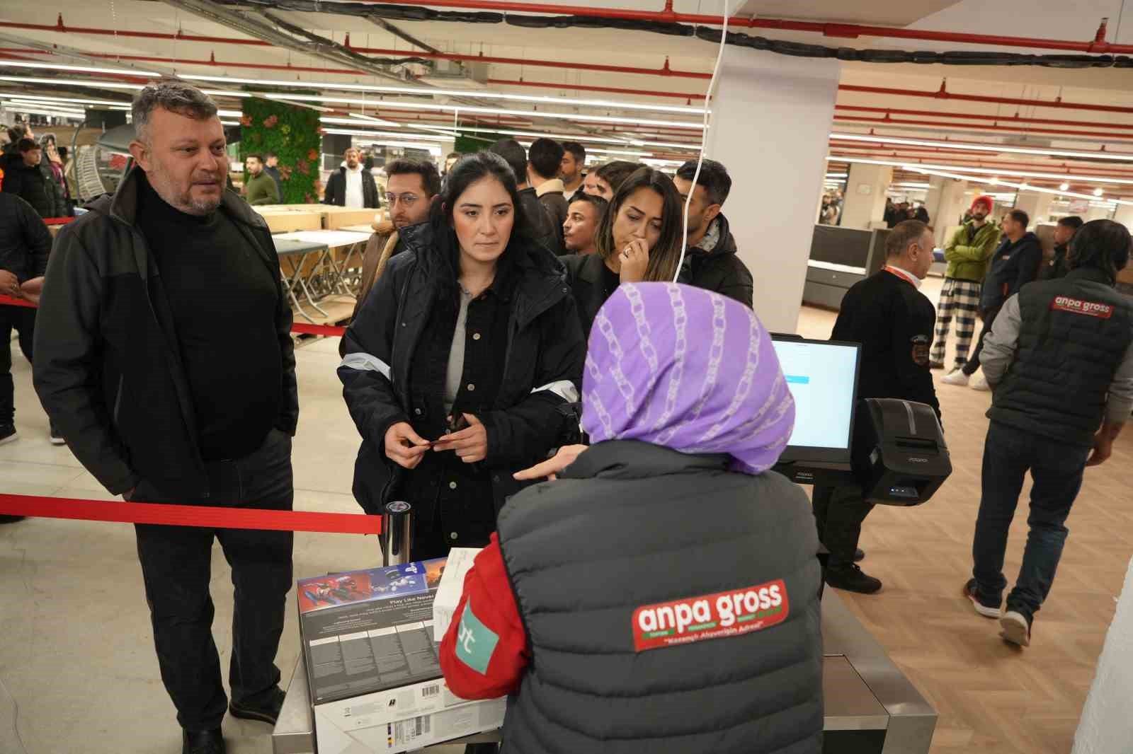 Antalya’da teknoloji indirimi izdihama yol açtı: 10 saat yağmur altında beklediler
Antalya’da teknoloji indirimi izdihama yol açtı: 10 saat yağmur altında beklediler
