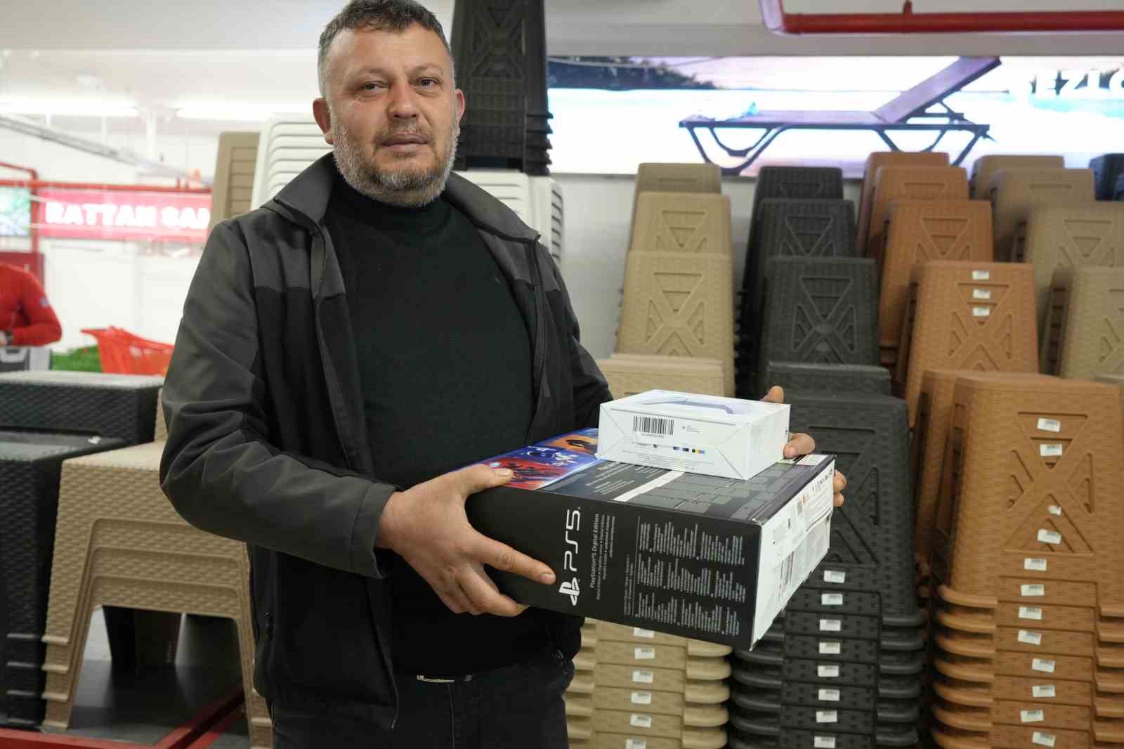 Antalya’da teknoloji indirimi izdihama yol açtı: 10 saat yağmur altında beklediler
Antalya’da teknoloji indirimi izdihama yol açtı: 10 saat yağmur altında beklediler