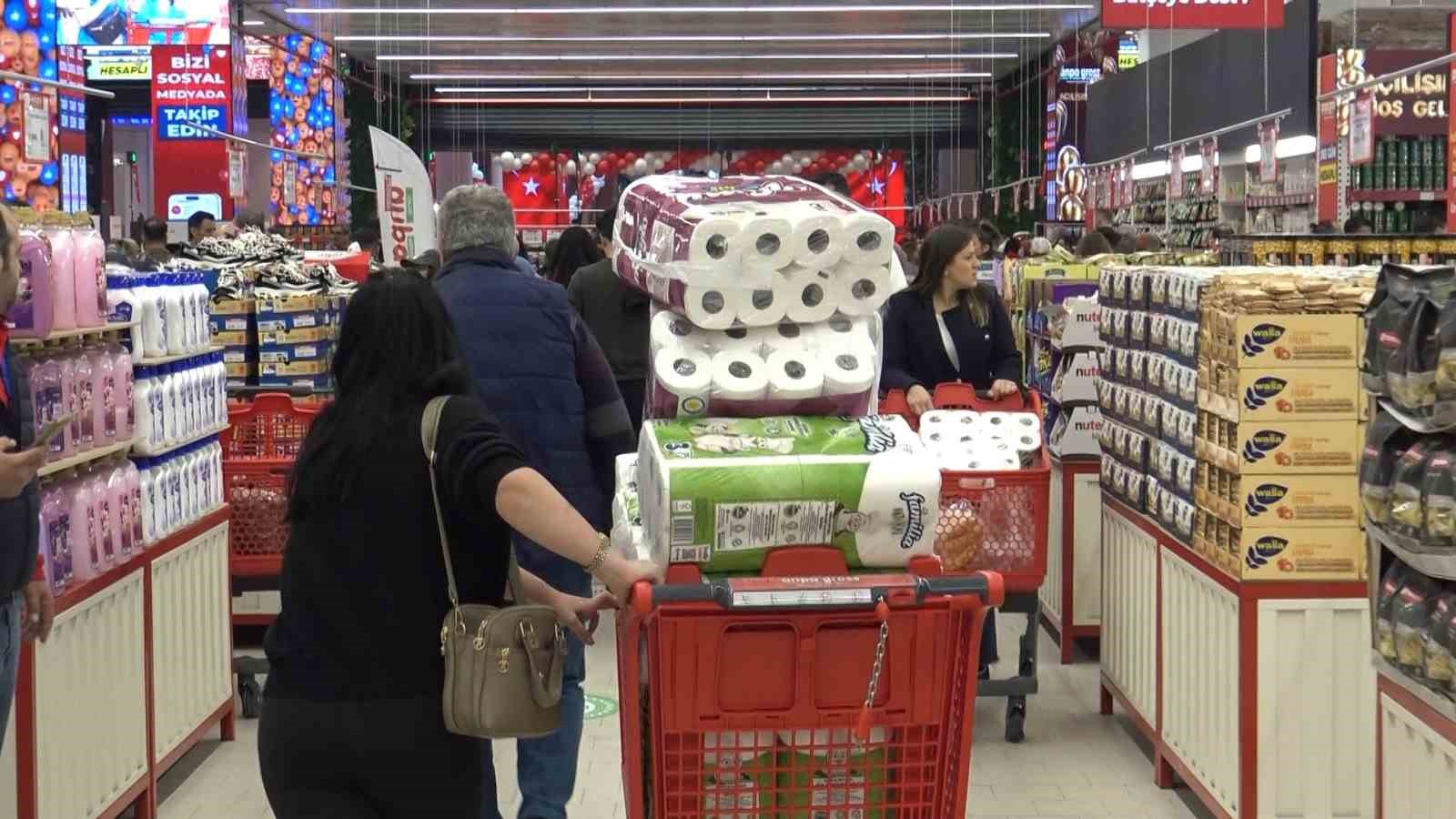 Antalya’da teknoloji indirimi izdihama yol açtı: 10 saat yağmur altında beklediler
Antalya’da teknoloji indirimi izdihama yol açtı: 10 saat yağmur altında beklediler