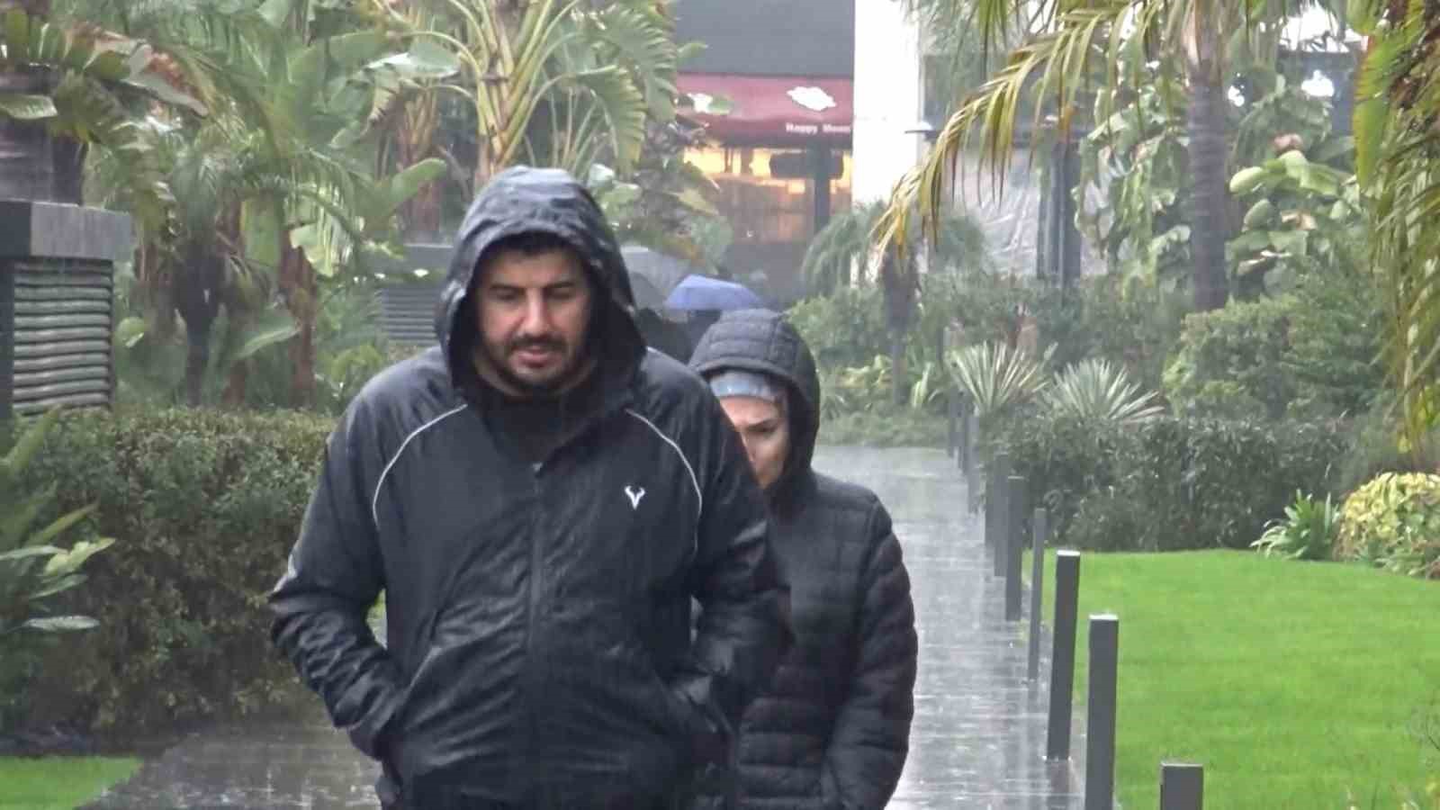 Antalya’da teknoloji indirimi izdihama yol açtı: 10 saat yağmur altında beklediler
Antalya’da teknoloji indirimi izdihama yol açtı: 10 saat yağmur altında beklediler