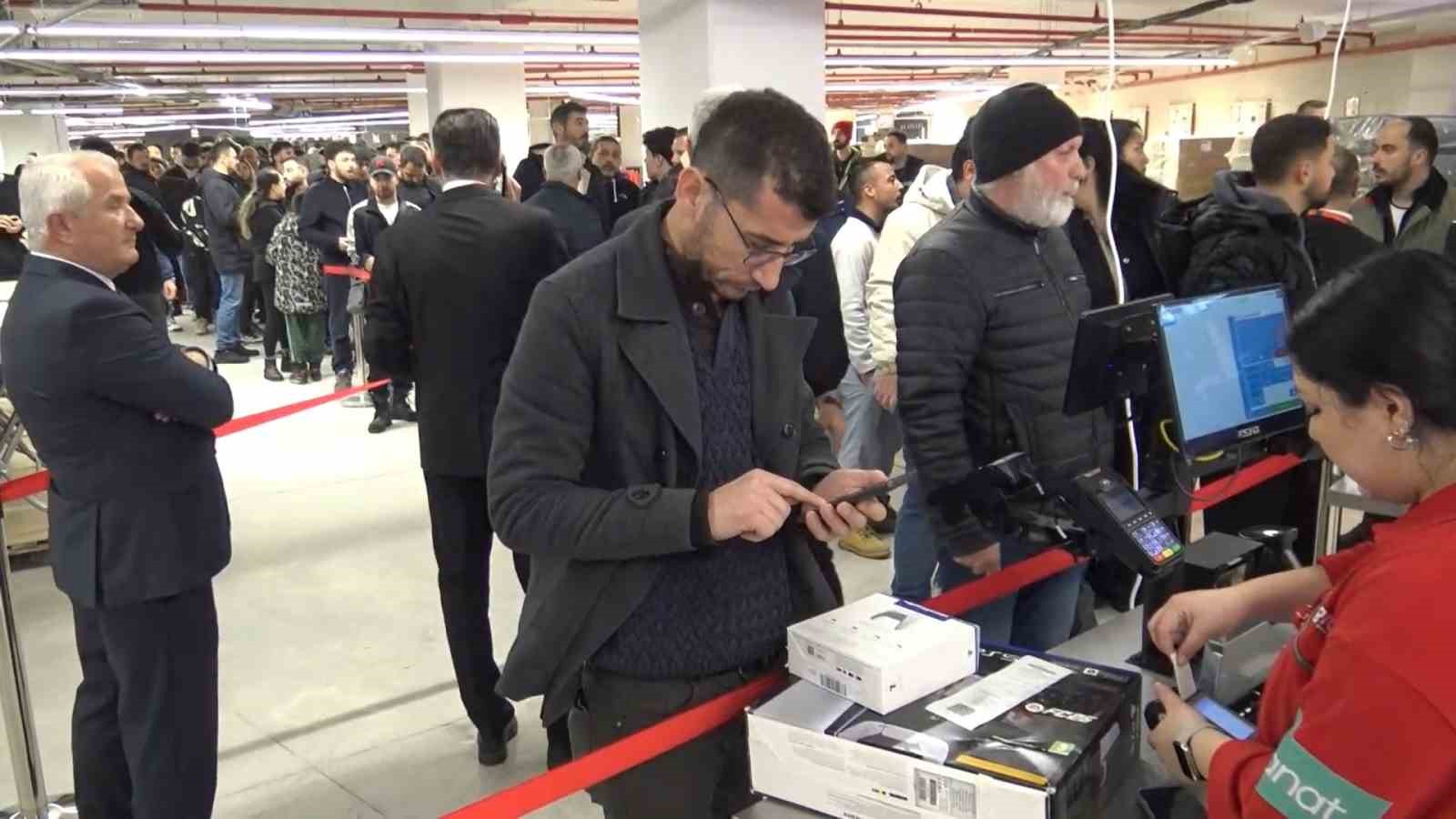 Antalya’da teknoloji indirimi izdihama yol açtı: 10 saat yağmur altında beklediler
Antalya’da teknoloji indirimi izdihama yol açtı: 10 saat yağmur altında beklediler