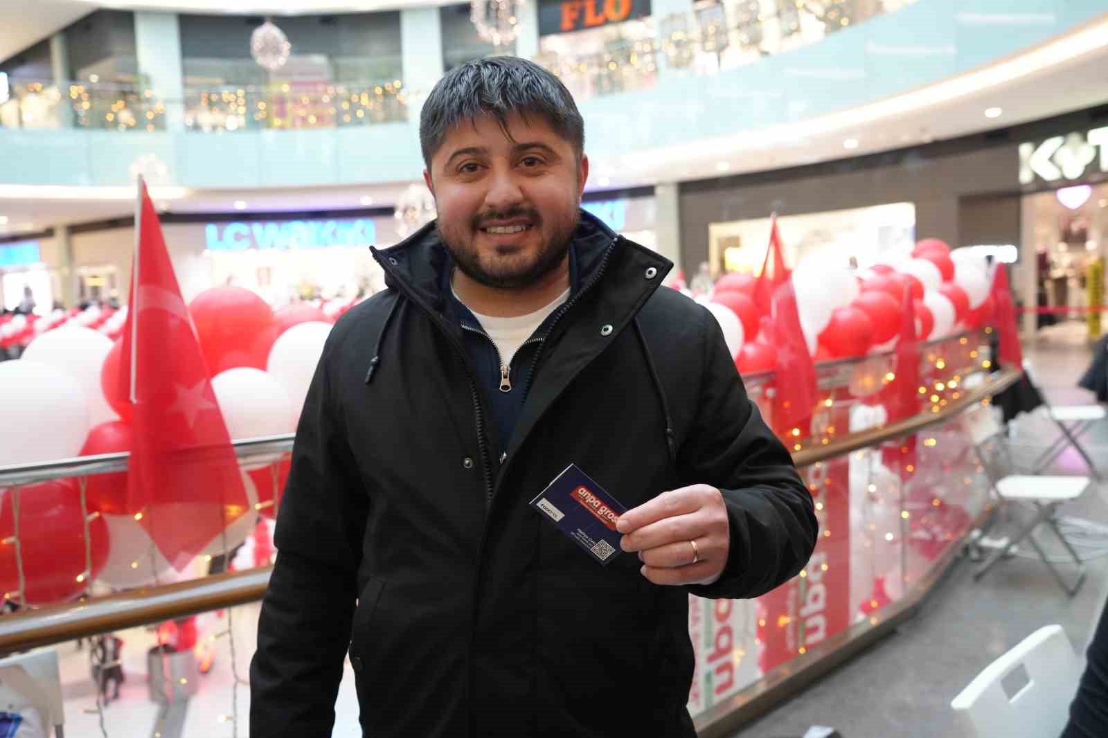 Antalya’da teknoloji indirimi izdihama yol açtı: 10 saat yağmur altında beklediler
Antalya’da teknoloji indirimi izdihama yol açtı: 10 saat yağmur altında beklediler