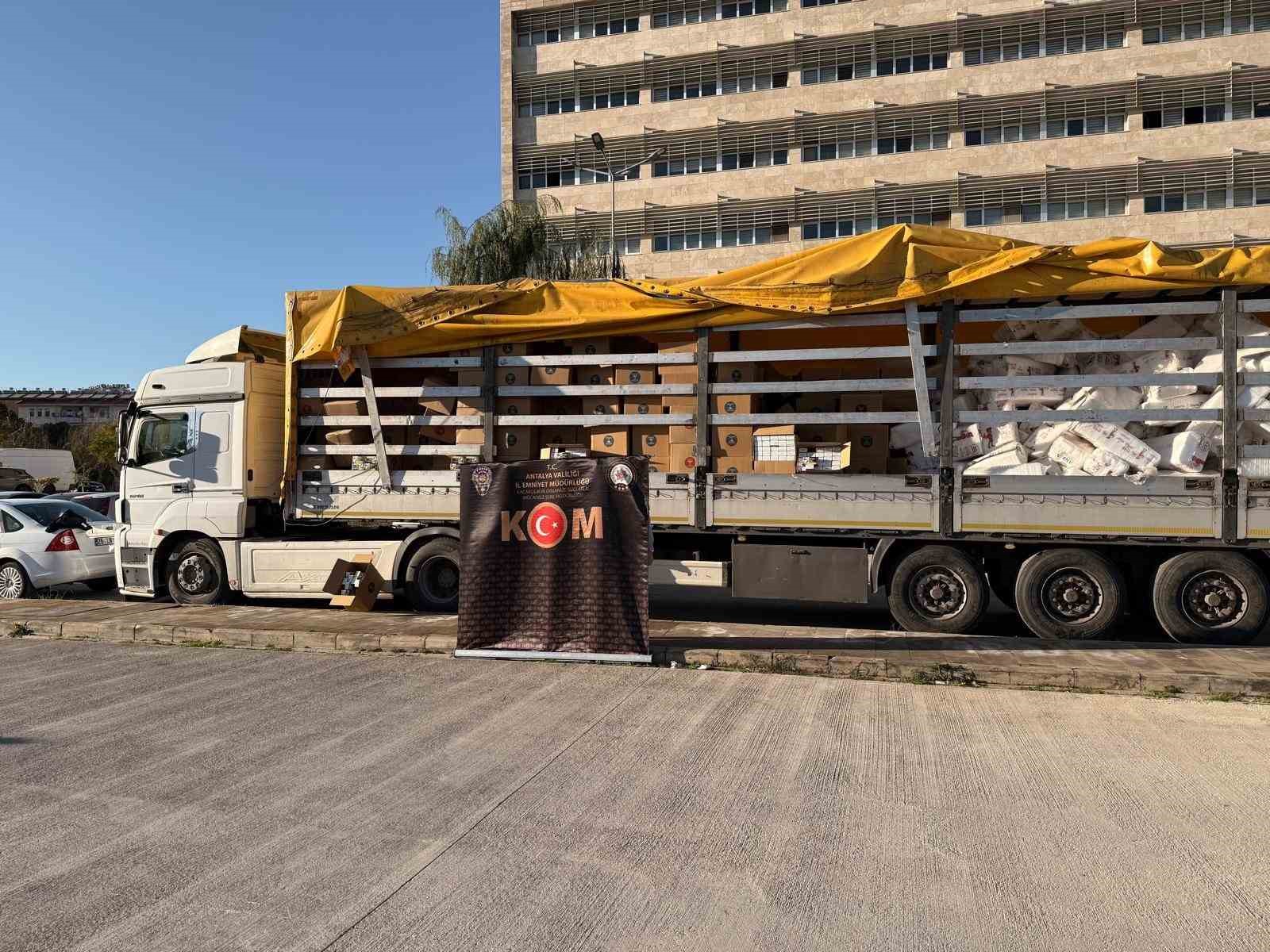 Antalya’da tırdan 7 milyon 440 bin kaçak makaron çıktı
