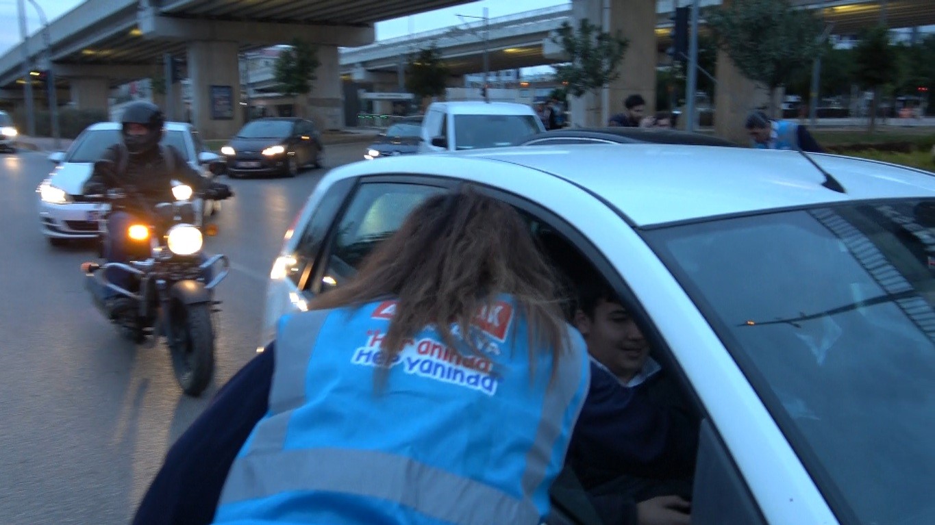 Antalya’da trafikte kalan vatandaşlara "İftara 5 Kala" sürprizi
