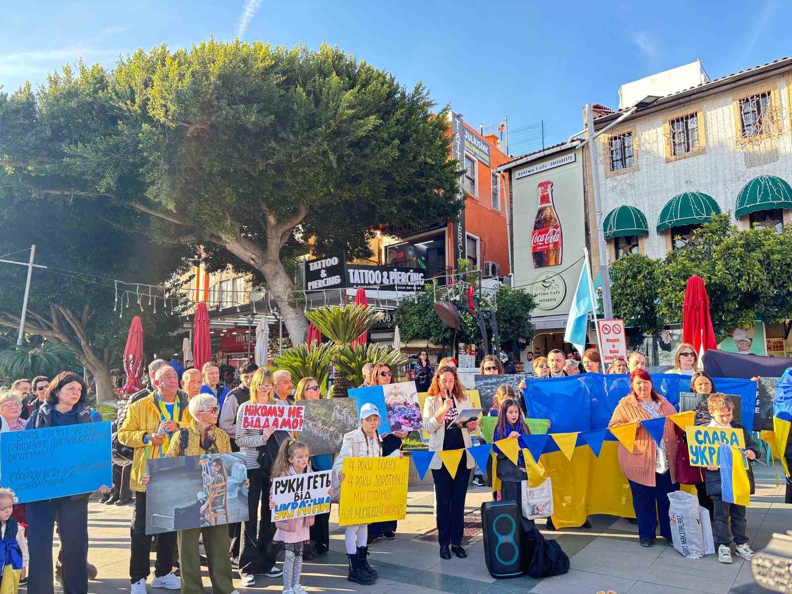 Antalya’da Ukraynalılardan 4. yıl çağrısı: "Bu savaşın en büyük acısı Ukraynalı çocukların geleceğidir"
Antalya’da Ukraynalılardan 4. yıl çağrısı: "Bu savaşın en büyük acısı Ukraynalı çocukların geleceğidir"