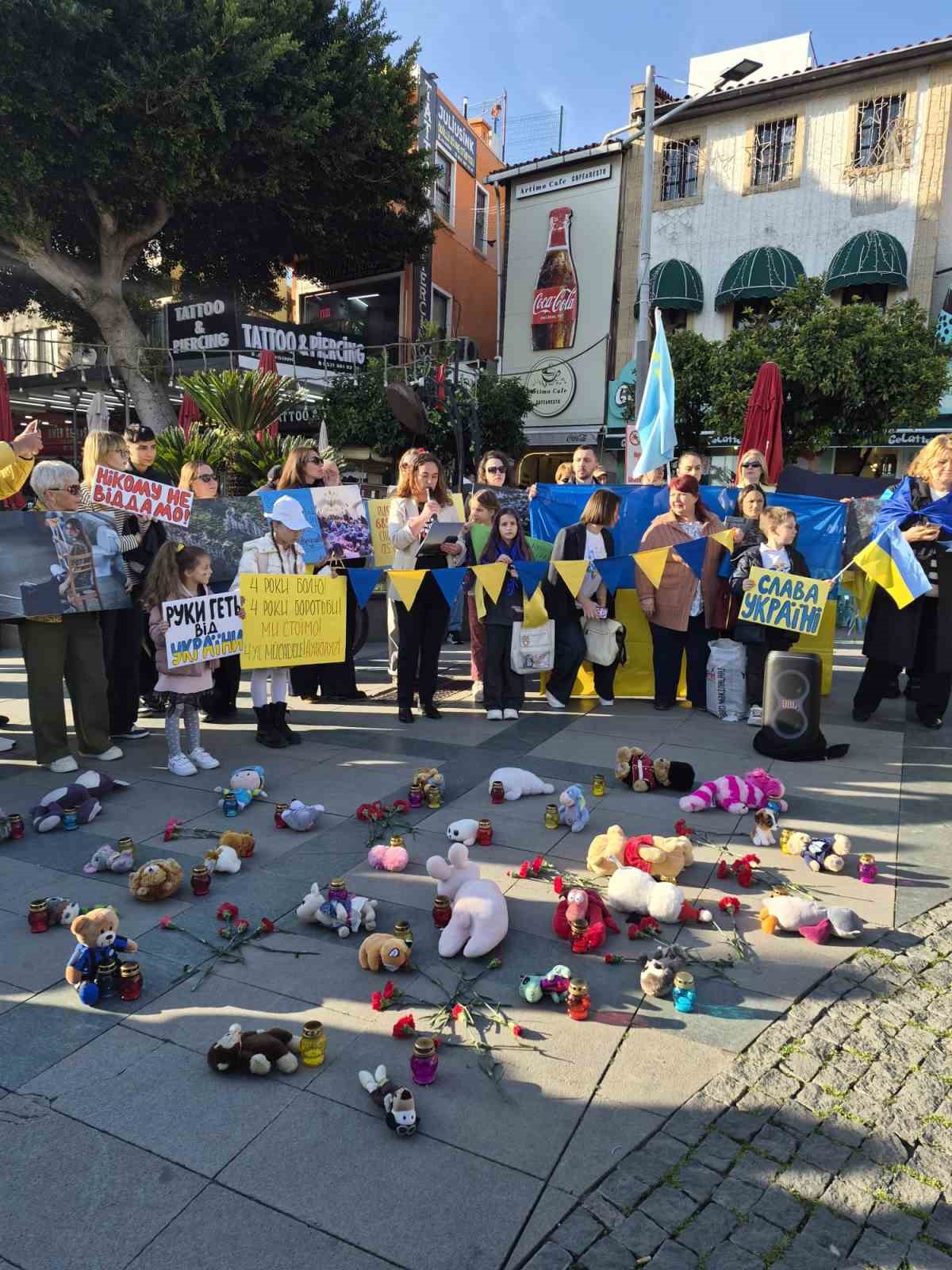 Antalya’da Ukraynalılardan 4. yıl çağrısı: "Bu savaşın en büyük acısı Ukraynalı çocukların geleceğidir"
Antalya’da Ukraynalılardan 4. yıl çağrısı: "Bu savaşın en büyük acısı Ukraynalı çocukların geleceğidir"