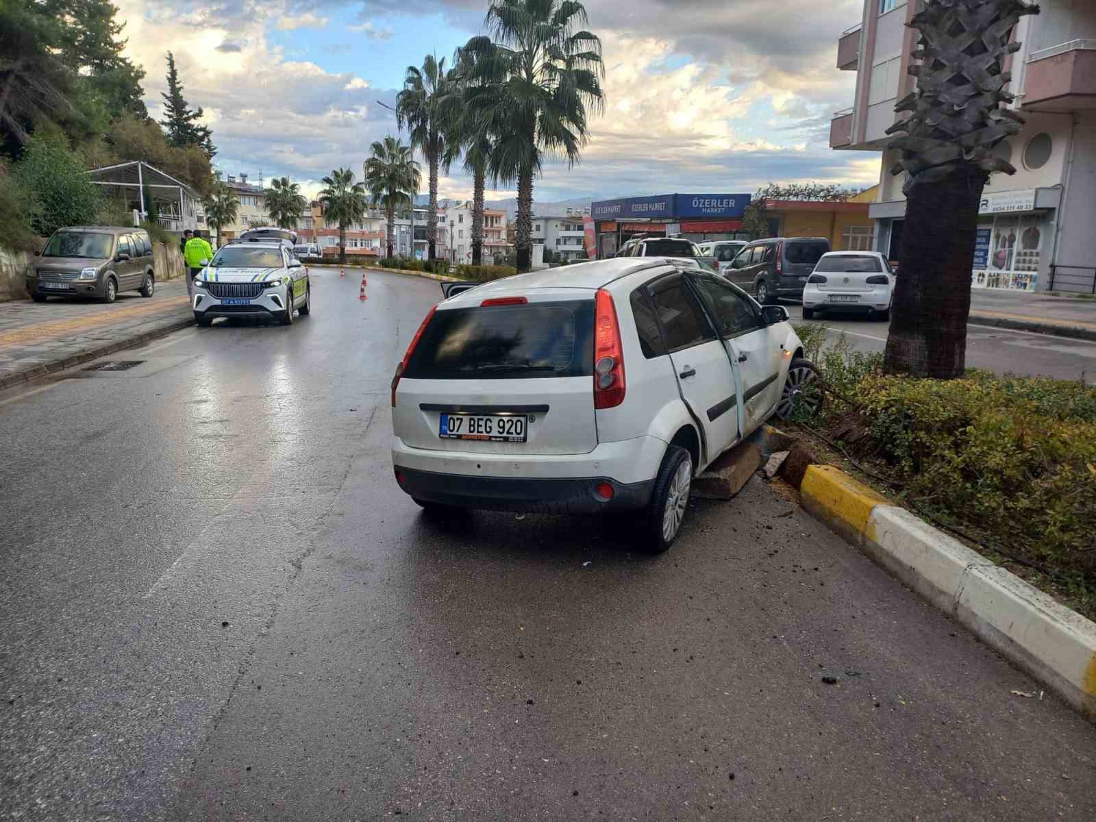 Antalya’da virajı alamadı, palmiye ağacına çarptı

