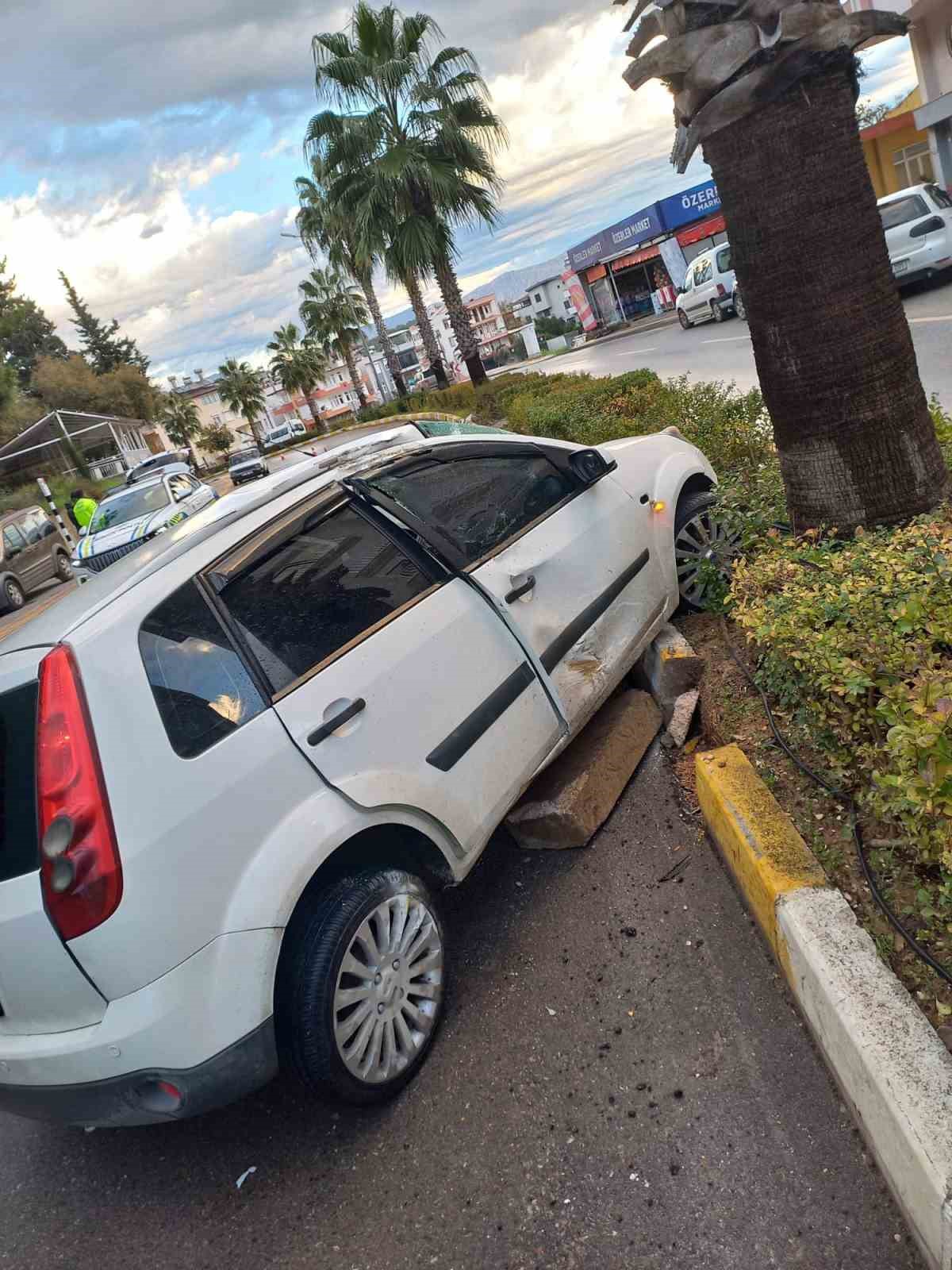 Antalya’da virajı alamadı, palmiye ağacına çarptı
