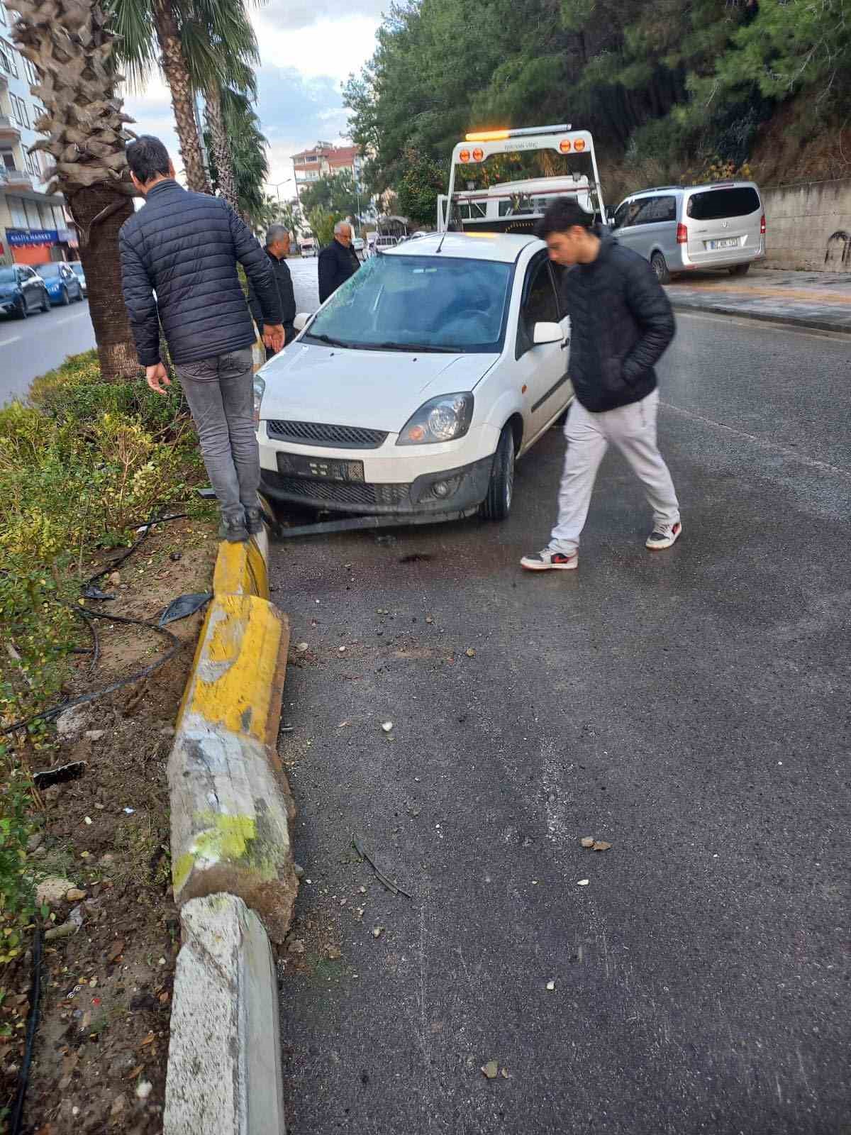 Antalya’da virajı alamadı, palmiye ağacına çarptı
