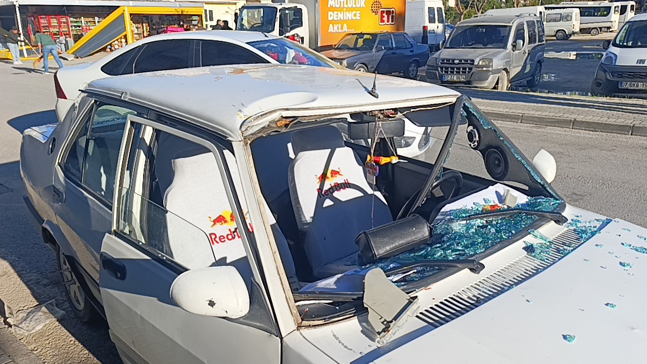 Antalya’da virajı alamayan Tofaş markete girdi
