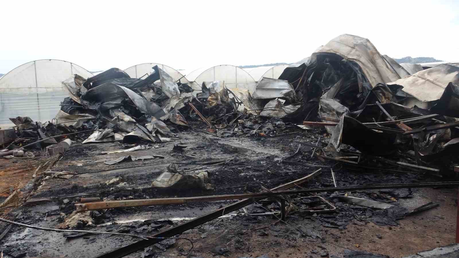 Antalya’da yangın faciası sera işçisi anne ve 5 çocuğu hayatını kaybetti
