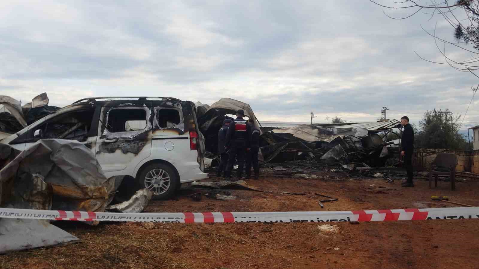 Antalya’da yangın faciası sera işçisi anne ve 5 çocuğu hayatını kaybetti
