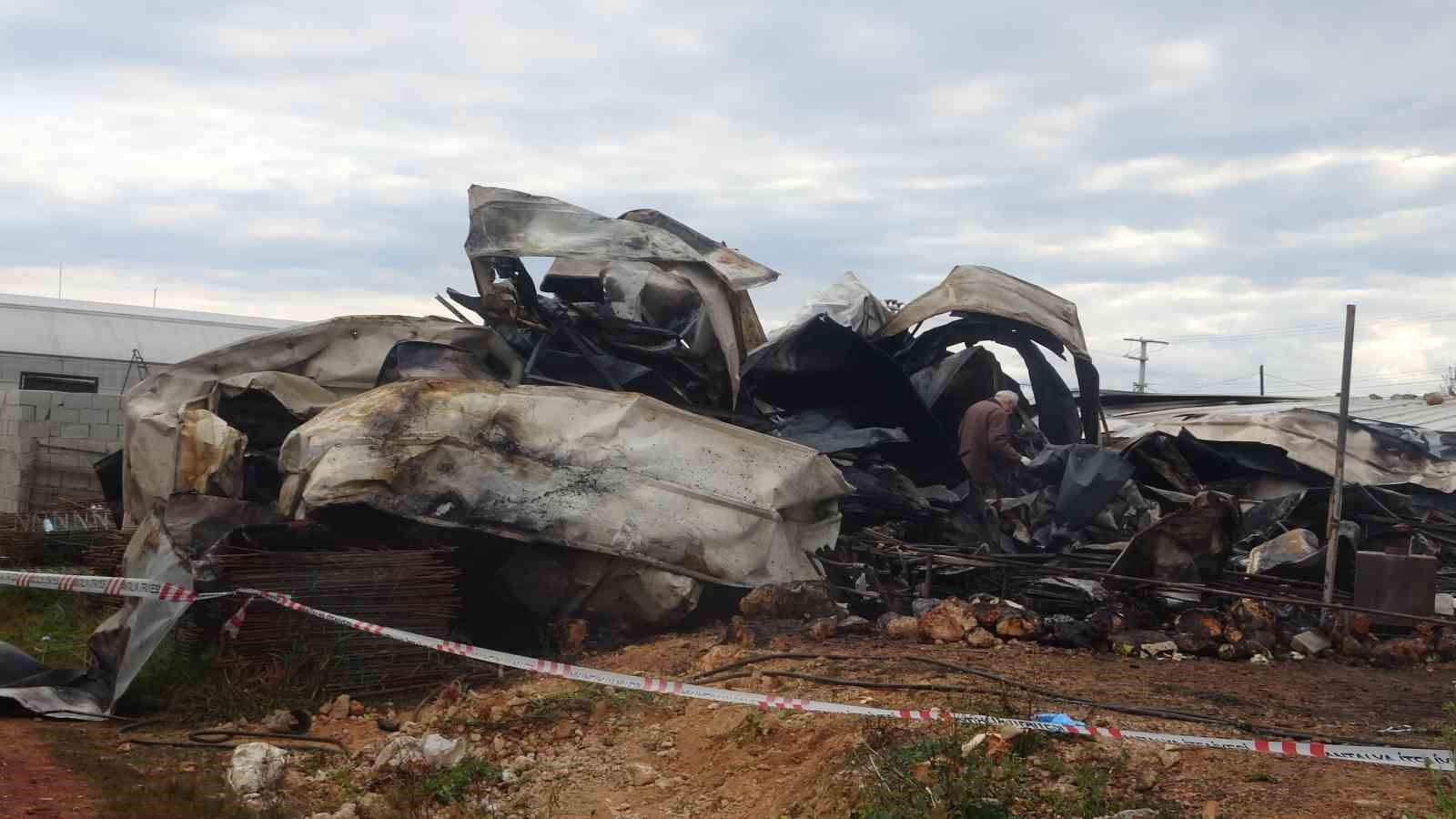 Antalya’da yangın faciası sera işçisi anne ve 5 çocuğu hayatını kaybetti

