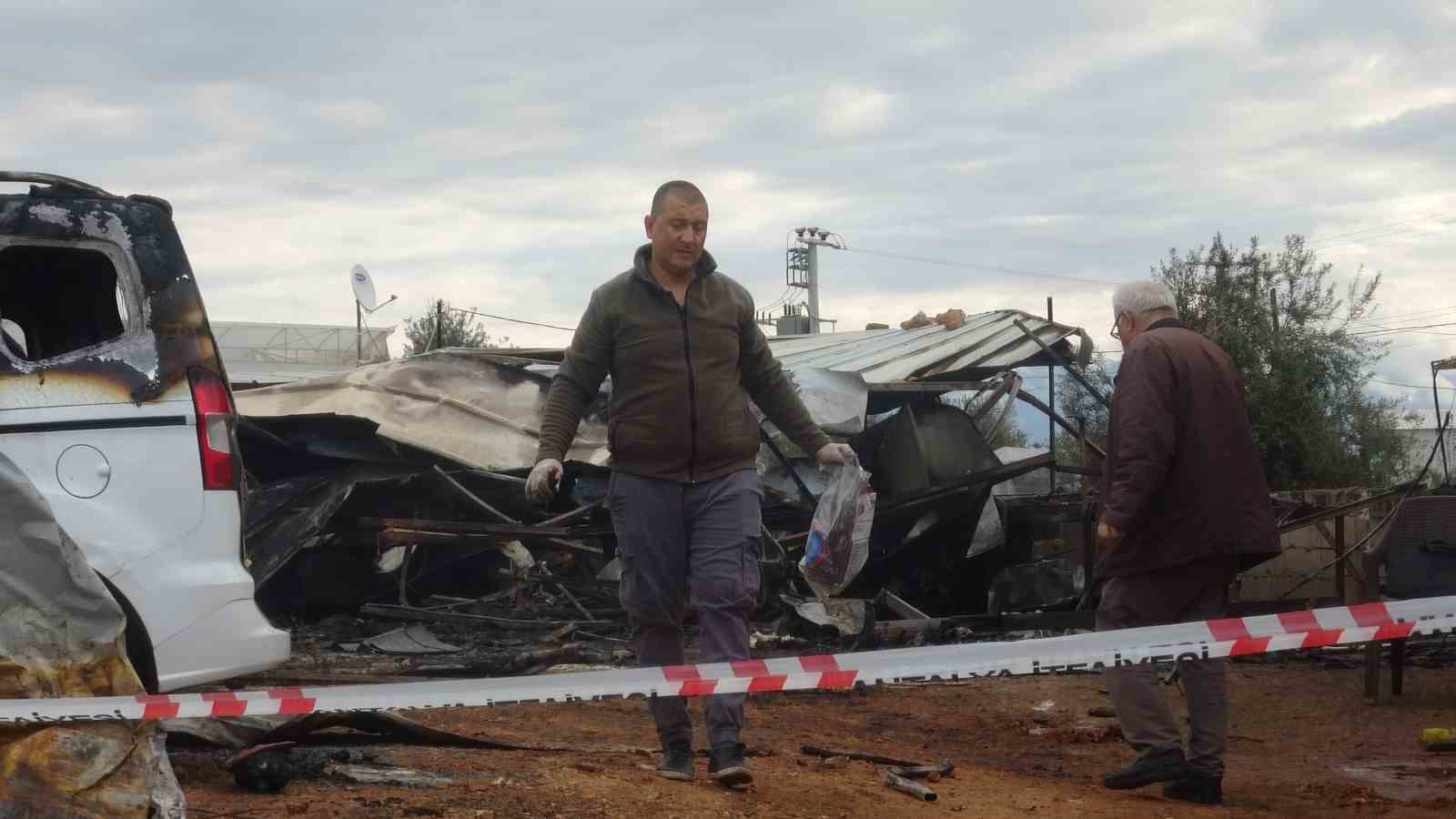 Antalya’da yangın faciası sera işçisi anne ve 5 çocuğu hayatını kaybetti
