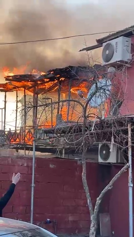 Antalya’da yaşlı çiftin evi alevlere teslim oldu
