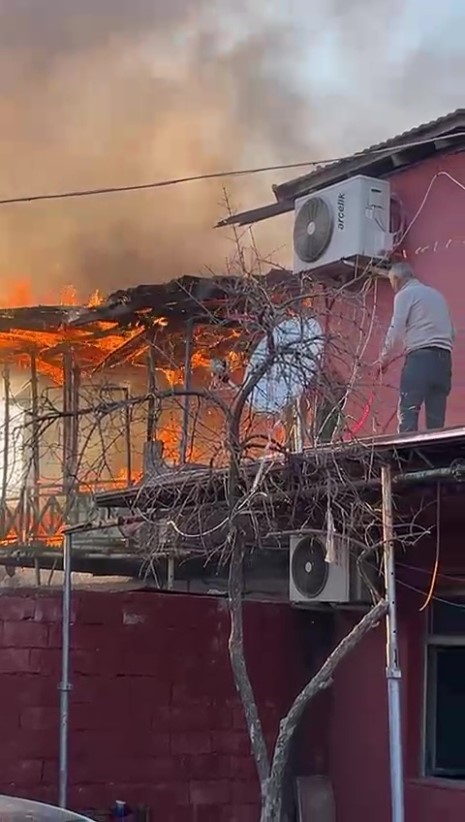 Antalya’da yaşlı çiftin evi alevlere teslim oldu
