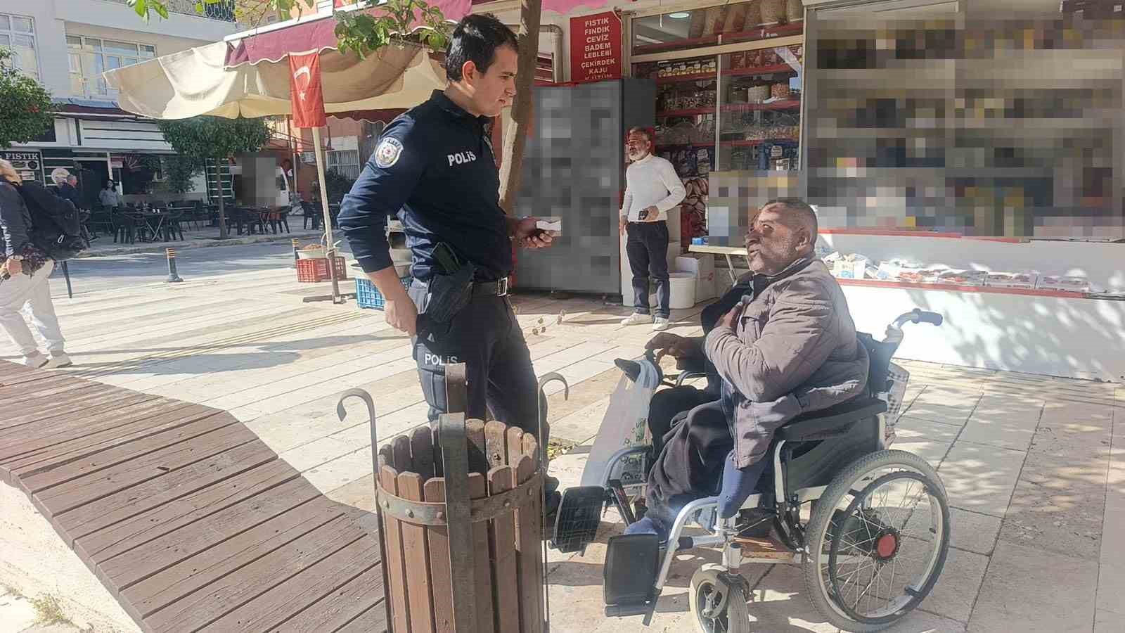 Antalya’da yaya geçidinde engelli aracına otomobilin çarpma anı kamerada
